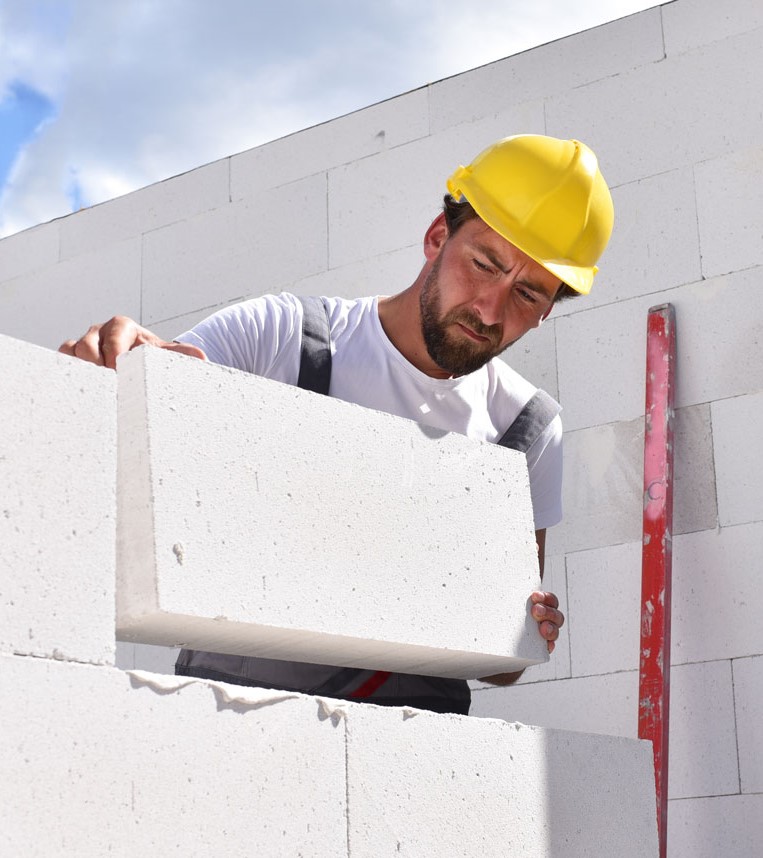 Maurer auf einer Baustelle - Neubau eines Einfamilienhauses